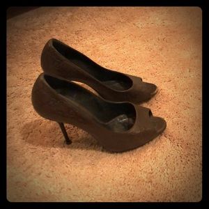 Aut. Gucci Embossed Leather Peep Toe Pump 39 1/2